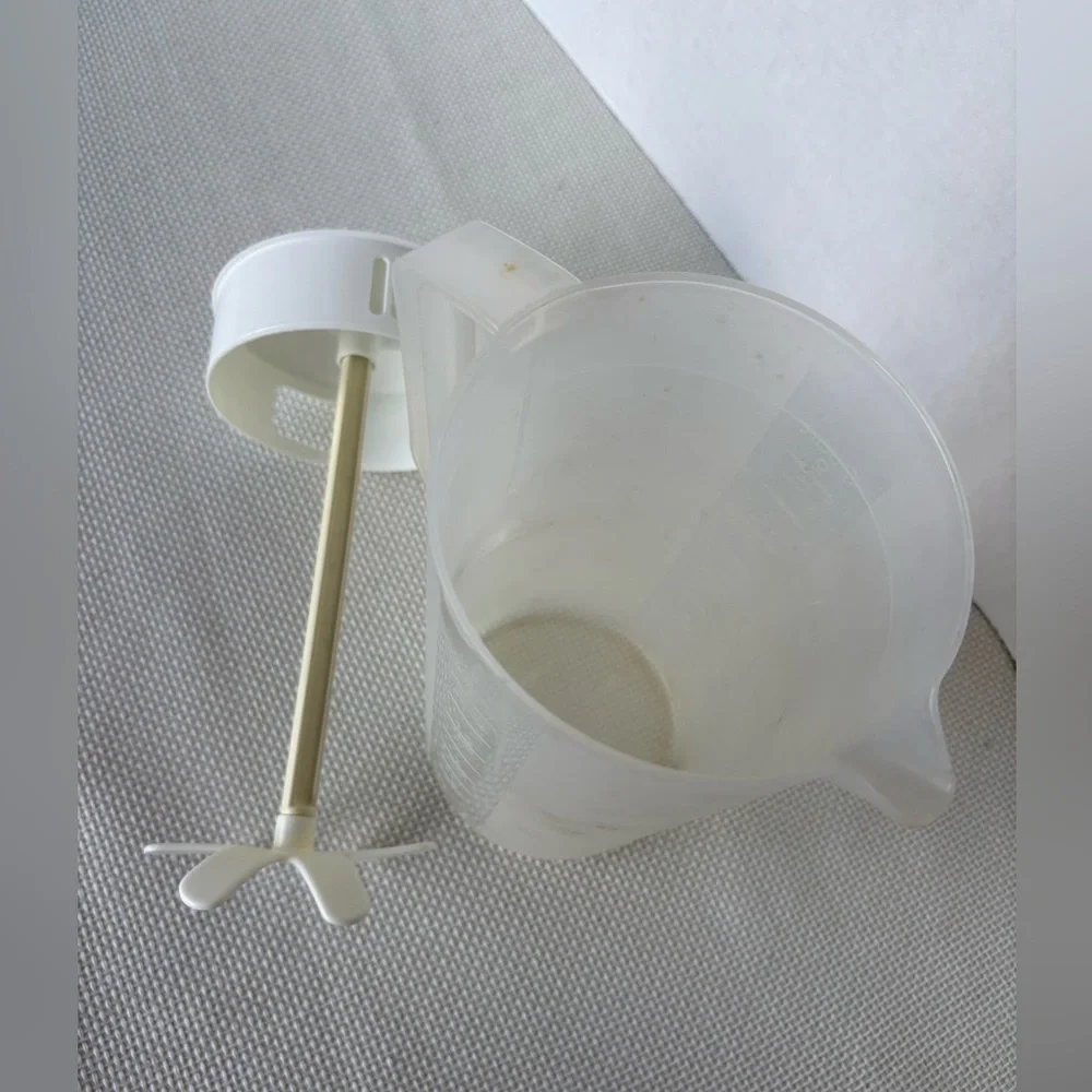 Rubbermaid Vintage 2 quart pitcher with mixing plunger lid White